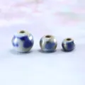 Perles en céramique blanche et bleue éclaboussée vue principale montrant trois articles de bijoux DIY. - Perle 6mm / 50 Pièces/Paquet (6mm)