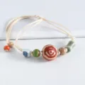 Handgemachte Keramikperlen Armband mit Roter Spirale und Verstellbarer Geflochtener Kordel - Flache Rosenblüten (Rot)