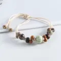 Handgefertigtes Jingdezhen Keramikperlen Armband mit Holzperlen und verstellbarem Seil. - Kleine Kürbisperlen (Erbsengrün)