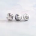 Glänzende Keramikperlen für DIY Schmuckherstellung, Armbänder und schöne Bastelarbeiten. - 12 mm Glänzendes Weiß gesprenkelt mit Dunkelviolett
