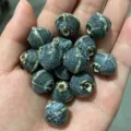 Cuentas de ceramica artesanal con forma de huso para accesorios de joyeria DIY azul oscuro. - Cuentas de cerámica tipo peonza con esmalte floral gris y blanco