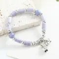 Elegante bracciale di perle in ceramica viola con ciondoli argentati vintage per donna. - Luna di brina (viola taro)