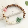 Handgemachte Keramikperlen Armband mit künstlerischem blumigen Anhänger, schöne Schmuck Variante - CS160