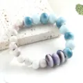 Bracciale di perle in ceramica fatto a mano con un elegante mix di perle blu e viola. - Stagno della luna ubriaca