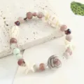 Keramik Perlen Armband mit Seestern und Fisch Anhänger, schöner Modeschmuck für stilvolle Damen. - CS154 (Ofenwandlung-Glasur zufällige Farbe)