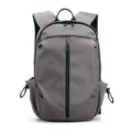 Grauer minimalistischer Business-Freizeit-Rucksack mit USB-Ladeanschluss und Fächern. - Hellgrau