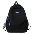 Schwarzer lässiger Studenten-Rucksack mit blauen Reißverschlüssen und Karo-Anhänger für Alltag - Schwarz