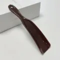 Chausse-pied en plastique pratique pour un enfilage facile, outil idéal pour les seniors. - Marron