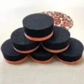 Schwarzer und orangefarbener doppelseitiger Schuhreinigungsschwamm für die Lederpflege. - Runder Schuhcremeschwamm / 5.5x2.4cm