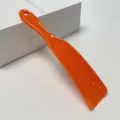 Chausse-pied en plastique orange portable avec trou de suspension, durable et pratique. - Orange