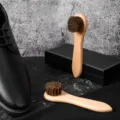 Brosse à chaussures ronde en hêtre et crin de cheval pour le nettoyage et le cirage du daim. - 1 pièce / Couleur bois naturel
