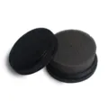 Dettaglio della spugna per scarpe rotonda portatile con custodia nera e morbida schiuma. - Mini Spugna per Scarpe / Nero