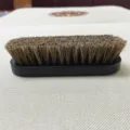 Spazzola per scarpe in legno con setole di crine marrone per cura della pelle e lucidatura. - Nero