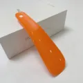 Tragbarer oranger Kunststoffschuhanzieher mit Aufhaengeloch fuer den taeglichen Gebrauch. - Orange