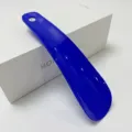 Tragbarer blauer Schuhanzieher aus Kunststoff mit Aufhaengung, praktischer Haushaltshelfer. - Blau