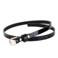 Nahaufnahme eines schmalen schwarzen Lack-PU-Ledergürtels mit eleganter goldfarbener Schnalle. - 95-115cm / Schwarz