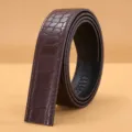 Vue rapprochée de la lanière de ceinture automatique marron à motif crocodile texture. - 115cm / Café