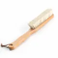 Brosse de nettoyage en bois à long manche avec poils blancs et lanière en cuir. - Brosse à Long Manche (A-209) / Couleur bois naturel