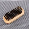 Holzreinigungsbürste Detail, Holzzug mit dichten schwarzen Borsten für Schuhe und Kleidung. - Schwarzes PP