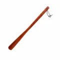 Langer Holzschuhanzieher mit Aufhaengeseil, rot lackiertes Finish, Groesse 54,6x4cm. - 55cm / Braunrot