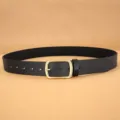 Heren zwarte PU lederen riem met gouden metalen doorngesp, casual jeans accessoire riem variant. - 115cm / Zwart