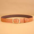 Heren casual PU lederen riem met metalen doorngesp, bruine taille accessoire voor de jeans. - 115cm / Tan