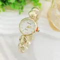 Nahaufnahme Detail der Luxus Damen Quarz Armbanduhr mit Diamant Zifferblättern und Goldkette. - Gold Weiß