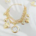 Goldenes mehrlagiges Charm-Armbanduhr mit Herz- und Diamantanhängern, elegante Detailansicht. - Gold Herzrelief Stil (01)
