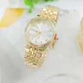 Detailansicht der goldenen Quarzuhr mit Zifferblatt, geriffelter Lünette und Bandstruktur. - Gold Weiß