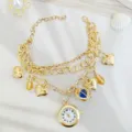 Goldene mehrlagige Bettelarmband Detailansicht mit Uhrenanhänger und Herzanhängern. - Gold Kristalltropfen Stil (02)