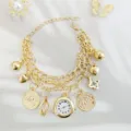 Goldfarbenes mehrlagiges Charm-Armbanduhr mit feinem Zifferblatt und funkelnden Sternanhängern. - Gold Stern Mond Anhänger Stil (03)