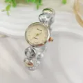 Elegante Damen Quarzuhr mit goldenem Zifferblatt Strasssteinen und Perlenketten Armband. - Gold & Silber