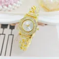 Primo piano dettagliato del lussuoso orologio da donna cuban link dorato con strass brillanti. - Oro/Bianco (2026315)