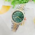 Detaillierte Nahaufnahme der Damenuhr mit grünem Zifferblatt, geriffelter Lünette und Armband. - Zweifarbig Gold Grünes Zifferblatt