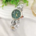 Details der luxuriösen Vintage Damen Quarzarmbanduhr mit grünem Zifferblatt und Strasssteinen. - Zweifarbig Gold Grünes Zifferblatt