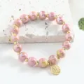 Bracelet en perles de céramique rose avec intercalaire métallique et charm pour femmes. - 8mm / Rose Rouge Vert