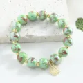 Bracelet de perles en céramique de Jingdezhen avec entretoises dorées et pendentif Fu. - 10mm / Vert tacheté rouge