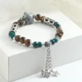 Bracciale di perle in ceramica fatto a mano in stile etnico con perline miste e graziosi ciondoli. - Stelle intrecciate grigio