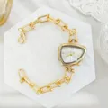 Gedetailleerd uitzicht op het unieke onregelmatige driehoekige horloge met schakelarmband. - Goud Wit