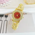 Vista dettagliata di un orologio al quarzo dorato con strass, quadrante rosso e catena cubana. - Oro/Rosso (2026315)
