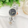Vintage Strass Damenuhr mit elegantem Perlenarmband und schwarzem Zifferblatt Detail. - Zweifarbig Gold Schwarz