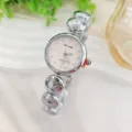 Detailansicht der eleganten Damen Strass Quarzuhr mit rosafarbenem Zifferblatt und silbernem Armband. - Silberrosa