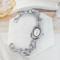 Gros plan sur la montre quartz femme à chaîne argentée irrégulière avec un cadran diamant blanc. - Argent Blanc