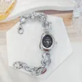 Vue détaillée de montre bracelet quartz femme strass chaîne métal irrégulière, accessoire chic. - Argent Noir