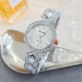 Detailopname van een zilveren dames quartz horloge met strass steentjes en schitterend kristalontwerp. - Zilver Wit