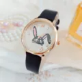 Orologio da donna con cinturino in pelle e quadrante di coniglio carino con sabbia scintillante. - Nero
