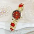 Elegante Damen Quarz Armbanduhr mit rotem quadratischen Kristall Stein und goldenem Gehäuse. - Rot