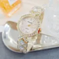Reloj de cuarzo de lujo con pedrería para mujer, esfera rosa elegante y correa dorada brillante. - Dorado Rosa