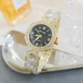 Primer plano detallado del reloj de cuarzo para mujer con elegantes strass y brillante esfera. - Dorado Negro