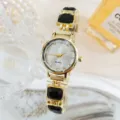 Vista detallada del reloj de cuarzo dorado con elegantes eslabones de pulsera de cristal negro. - Negro